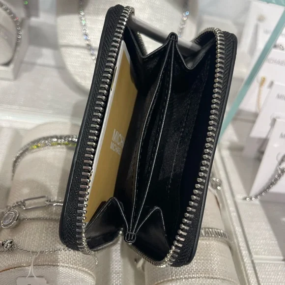 MICHAEL KORS Jet Set Medium Distressed Zip Around Card Case
Black 
NWT - Picture 10 of 16